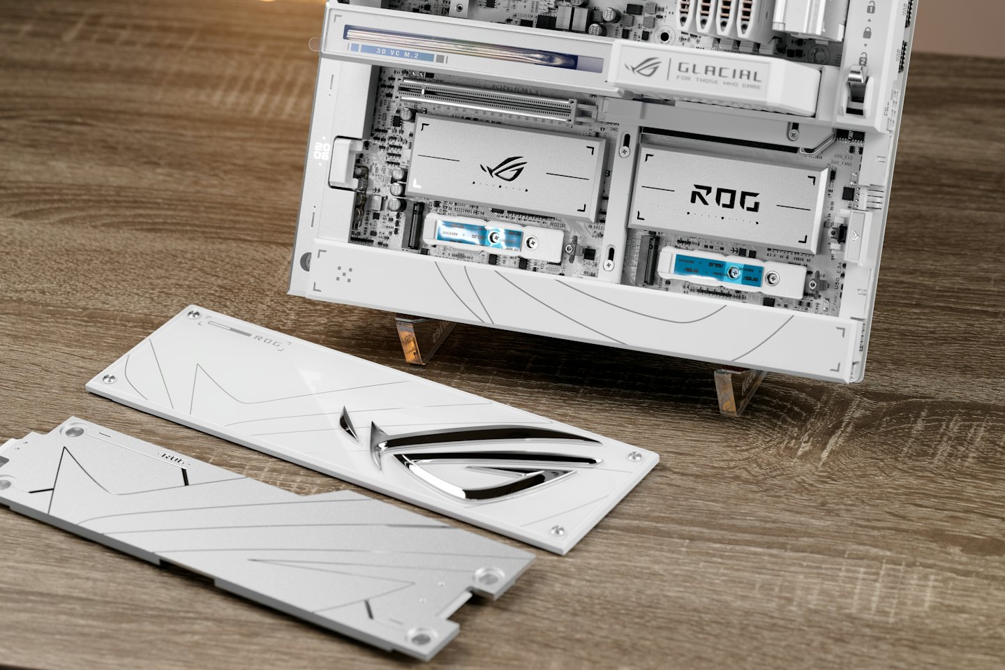 Componenti bianchi del computer e coperture abbinate riposano su un tavolo.