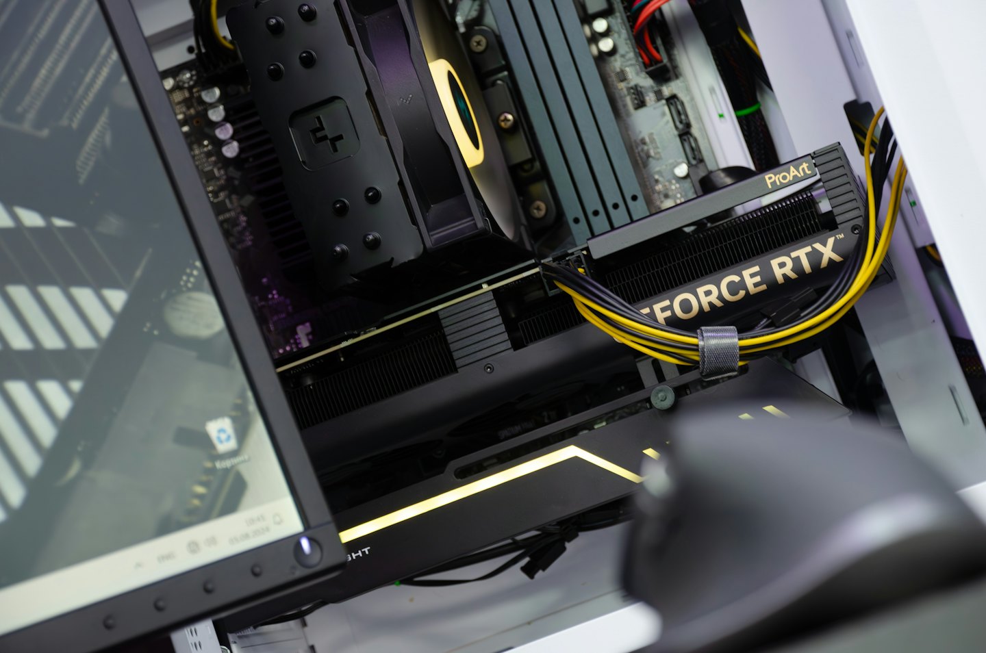 Interno di un computer con scheda grafica e ventola di raffreddamento.